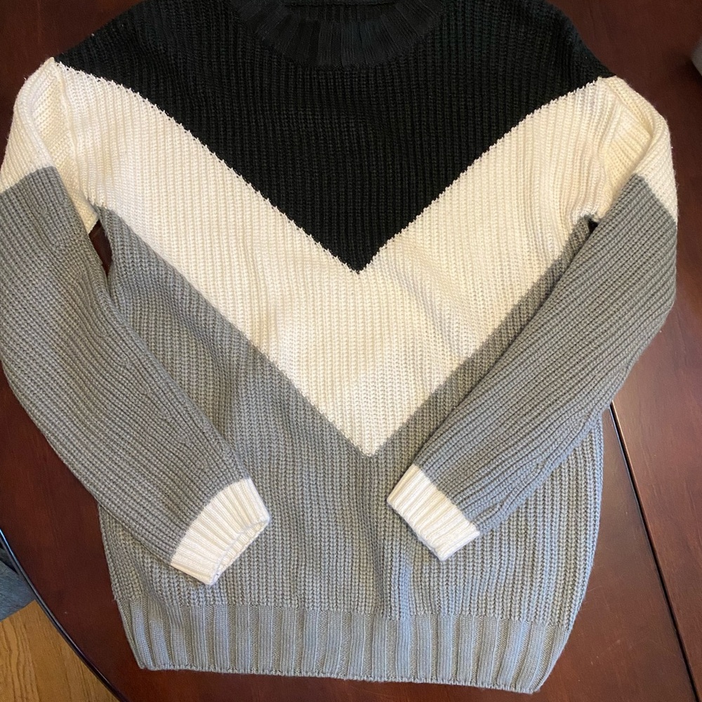 Oversized Black, White & Grey Chevron Graphic Sweater, size medium